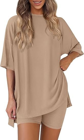 Tvådelat damset, rund halsringning, sommarlig fritidsstil, lös skjorta med slitsar i fållen, kombinerad med cykelbyxor med sidfickor, enkel loungewear, bekväma pyjamas.