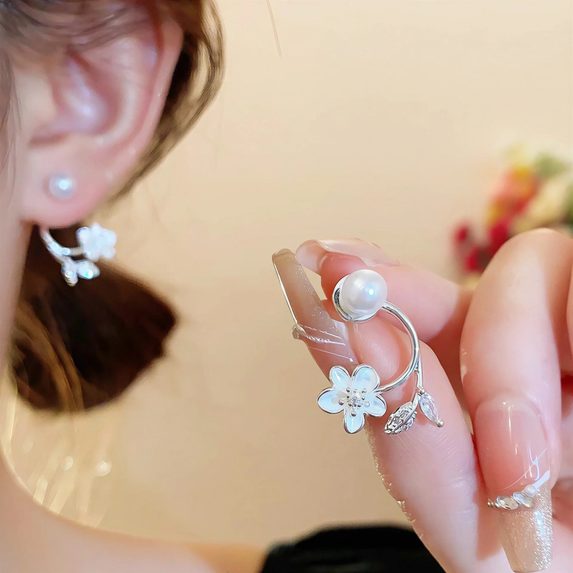 🎀Ethereal Blossom örhängen: Örhängen i sterlingsilver med blommor och pärlor för kvinnor