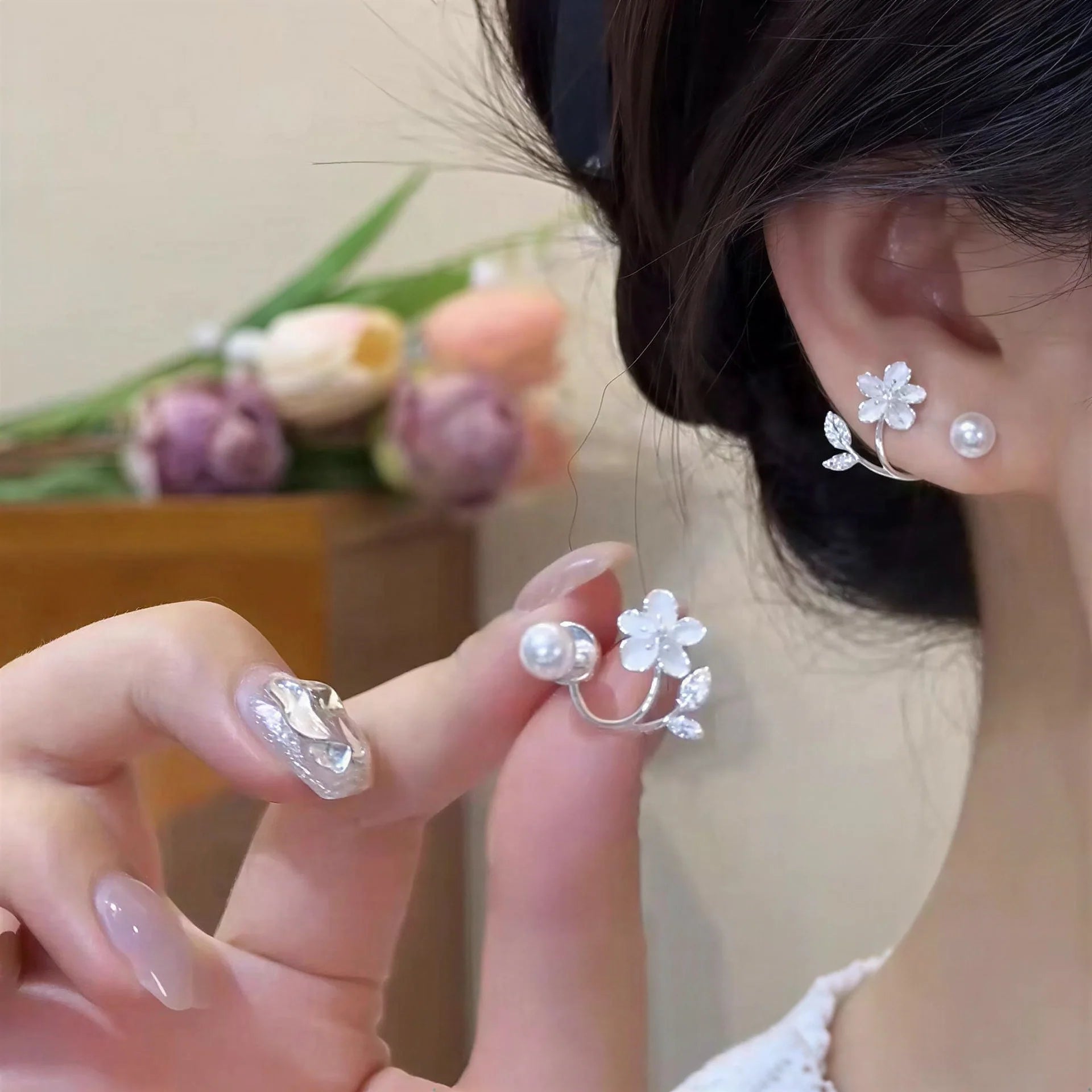 🎀Ethereal Blossom örhängen: Örhängen i sterlingsilver med blommor och pärlor för kvinnor