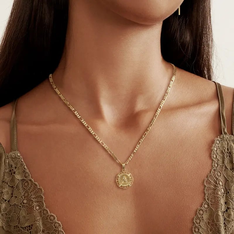 Halsband med rund hänge i 14K guldpläterat metall