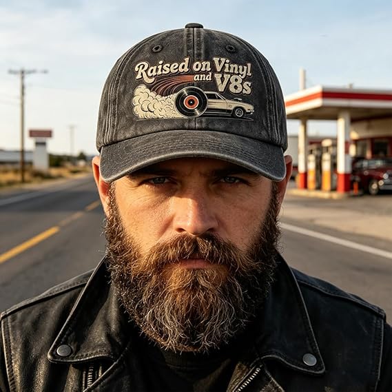🏽Sista dagen med 49 % rabatt – ”Raised on Vinyl and V8s” – den broderade klassiska kepsen för motorentusiaster