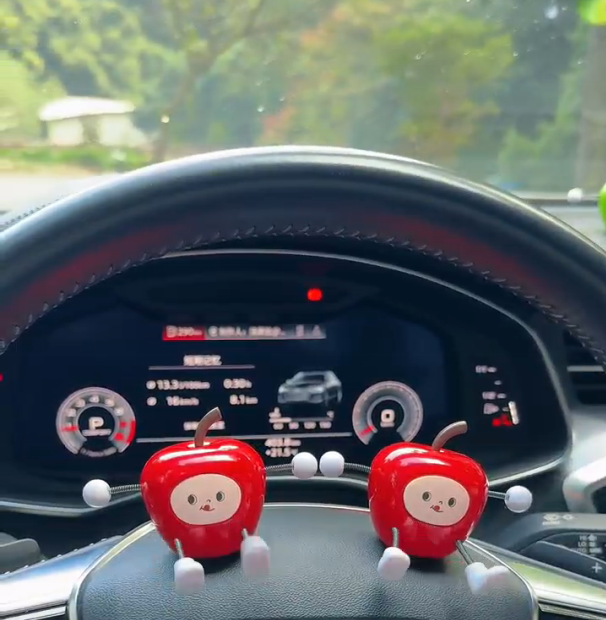 Wiggly Apple Car Decor för instrumentbrädan - Söt instrumentbrädesprydnad