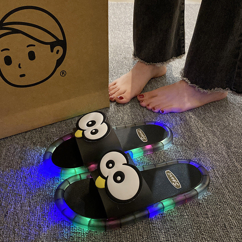 👣Söta tofflor med tecknade motiv som lyser