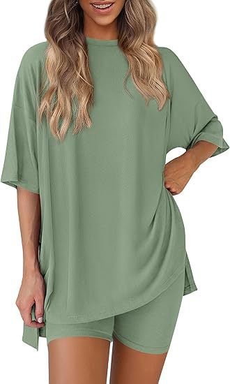Tvådelat damset, rund halsringning, sommarlig fritidsstil, lös skjorta med slitsar i fållen, kombinerad med cykelbyxor med sidfickor, enkel loungewear, bekväma pyjamas.
