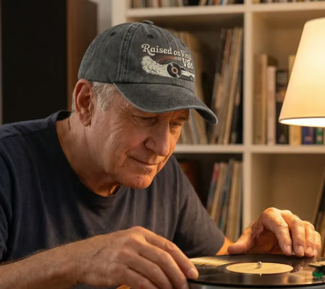 🏽Sista dagen med 49 % rabatt – ”Raised on Vinyl and V8s” – den broderade klassiska kepsen för motorentusiaster