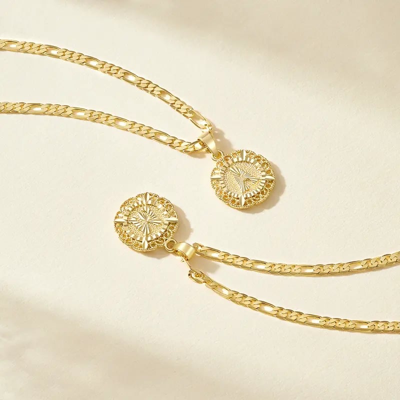 Halsband med rund hänge i 14K guldpläterat metall
